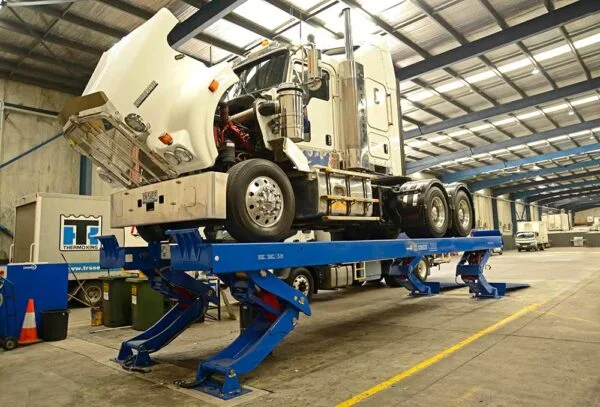 fleet-service-host-600x407.jpg | TRS SERVICE Fleet Service repairing truck on host